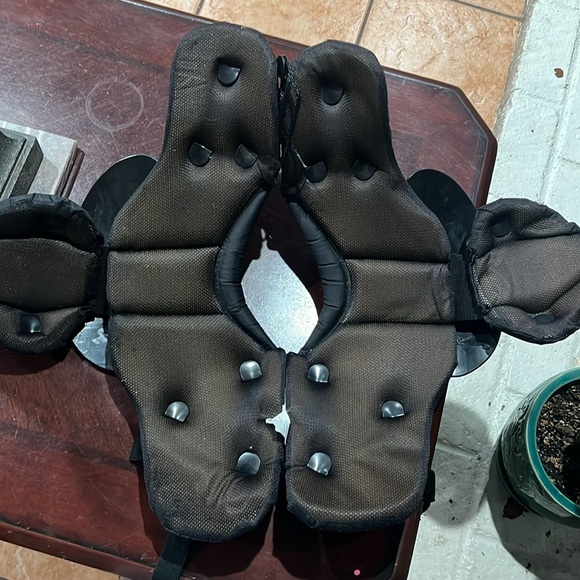 Worn shoulder pads for football - Picture 4 of 5
